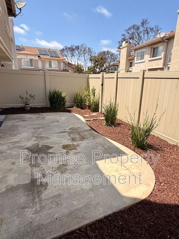 Building Photo - 4660 Los Alamos Way