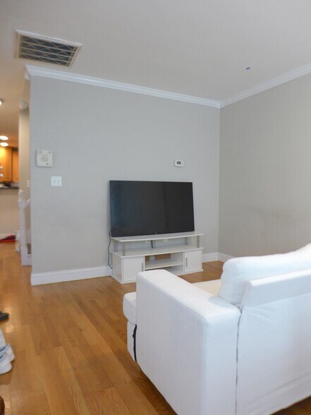 Building Photo - 77 Windsor St