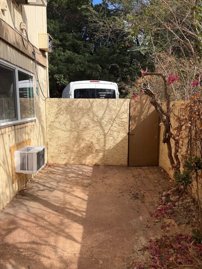 Building Photo - Aloha Apartments