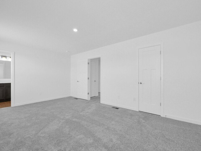 Building Photo - Modern 3 Bed, 2.5 Bath Condo – Spacious, S...