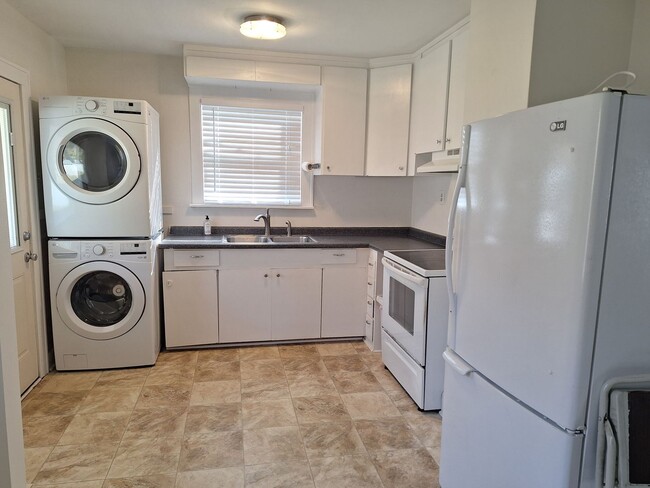 Building Photo - 10 Commodore Dr