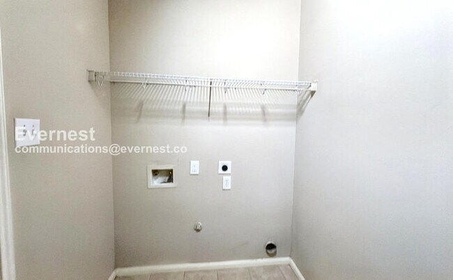 Building Photo - 3 Bed, 2 Bath Home with Fenced Yard & Garage / Pet-Friendly / Available Now!