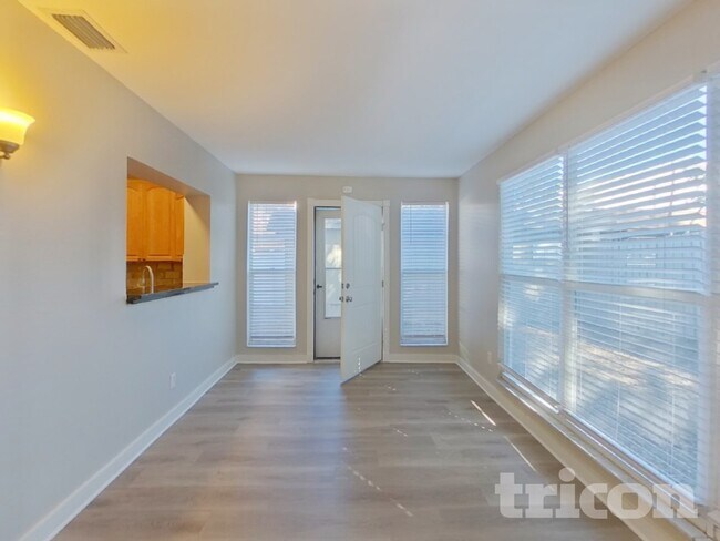 Building Photo - 2063 Los Lomas Dr