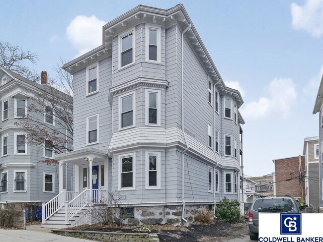 Building Photo - 11 Hillside St