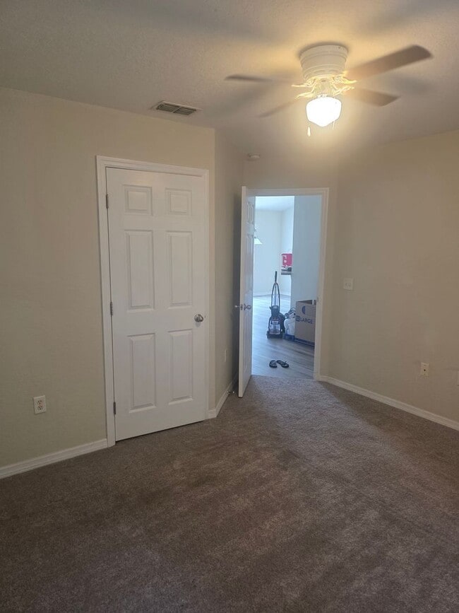 Building Photo - Large 4 bedroom 2 bath House