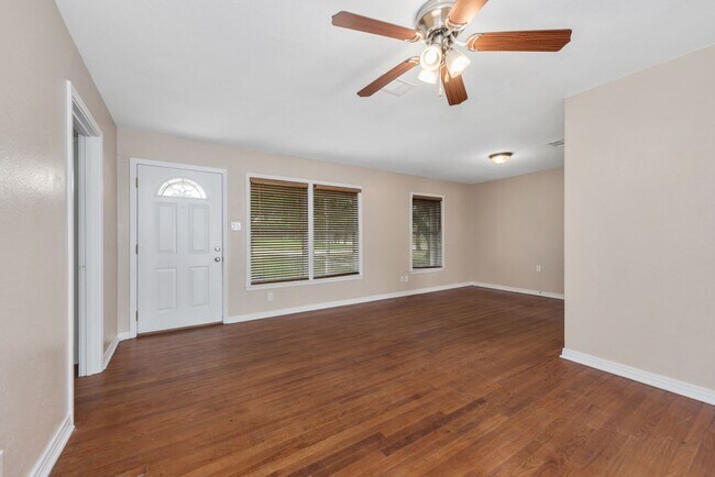 Building Photo - PRE-LEASING Spacious 2 Bed/1 Bath with Har...