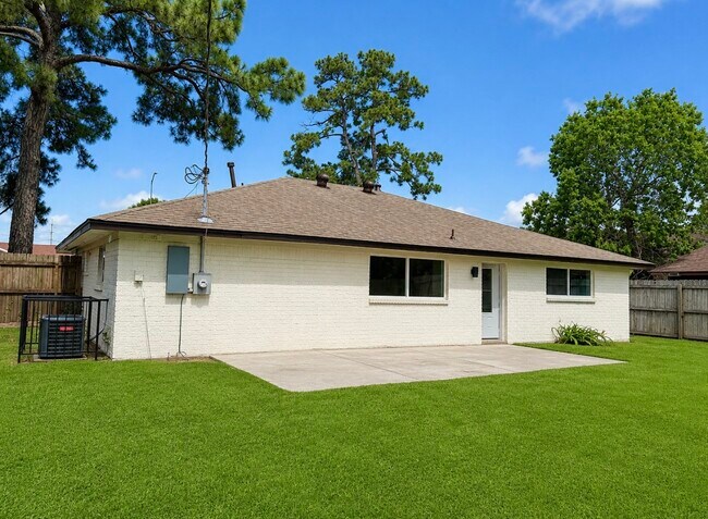Building Photo - 815 Centerwood Dr