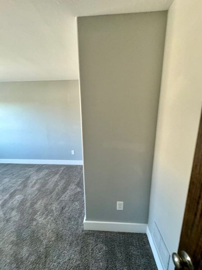 Building Photo - 3 Bedroom, 2 1/2 Bathroom Townhouse -2 weeks free rent with 1-year lease-