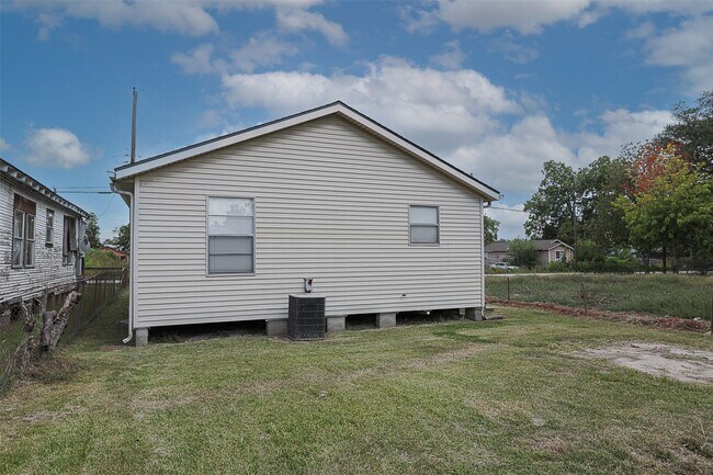 Building Photo - 7810 Queen St