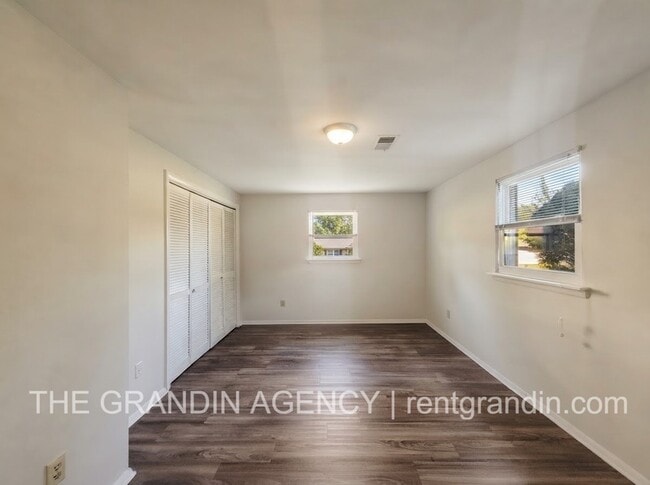Building Photo - 916 Pyrtle Dr