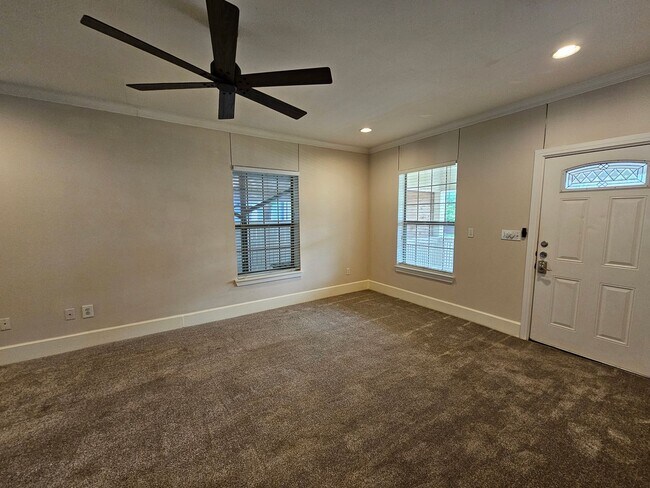Building Photo - Available now ready for immediate move in