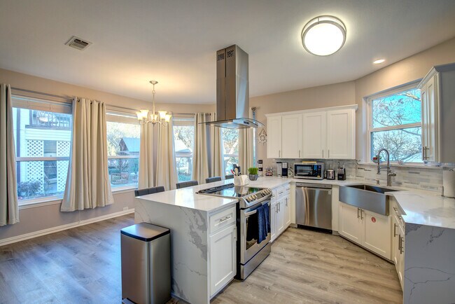 Building Photo - 8606 Columbia Dr