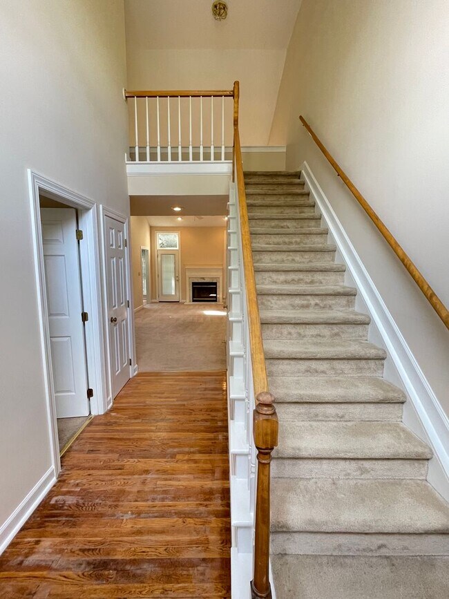 Building Photo - Light & Airy Townhome in Downing Creek, wo...