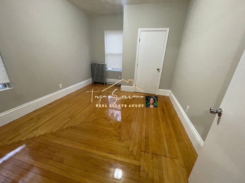 Building Photo - 33 Algonquin St