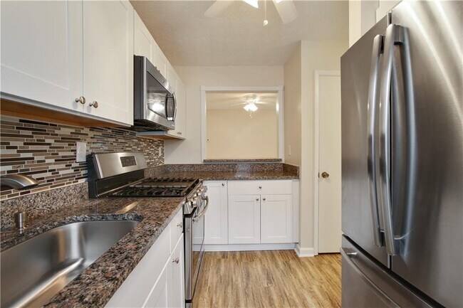Building Photo - 210 Wynnes Ridge Cir SE
