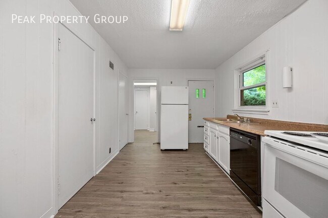 Building Photo - 2533 Ravine St