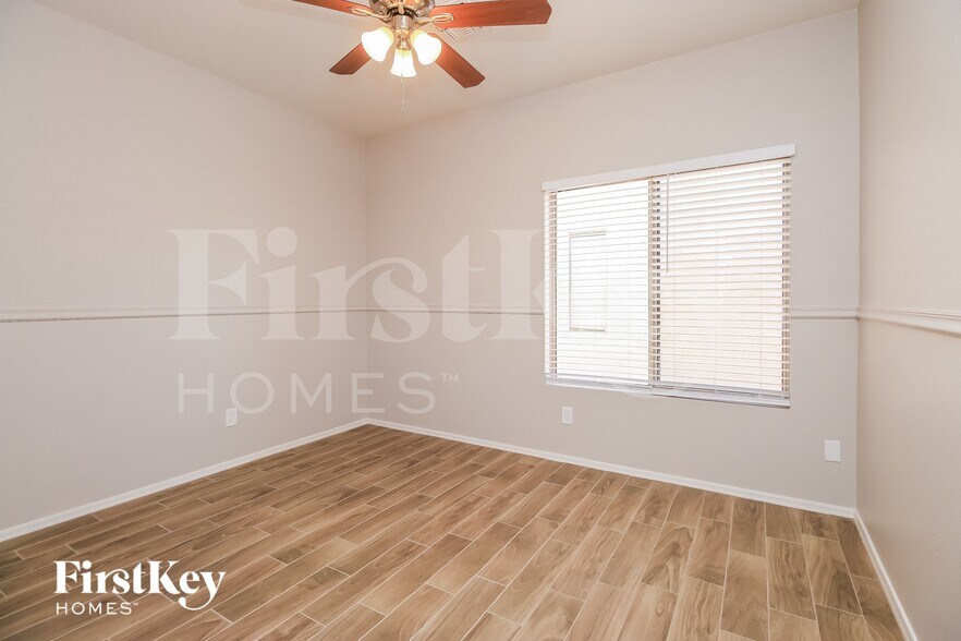 Building Photo - 521 E Red Rock Trail