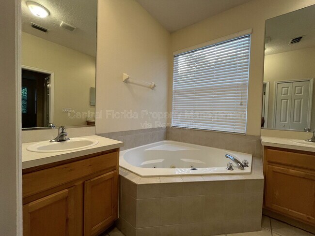 Building Photo - 2923 Sweetspire Cir