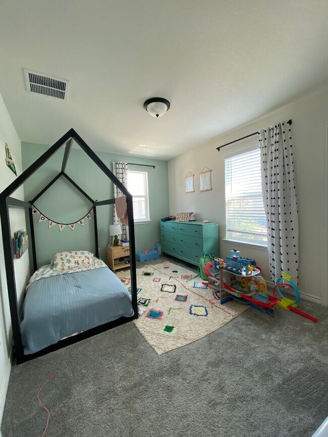 Building Photo - Move in Ready 3 BD/2.5 BA with a Garage Mi...