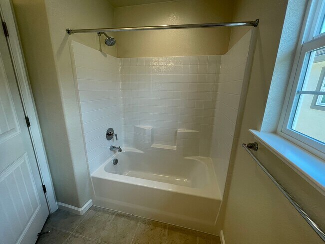 Building Photo - Newer Florsheim Home