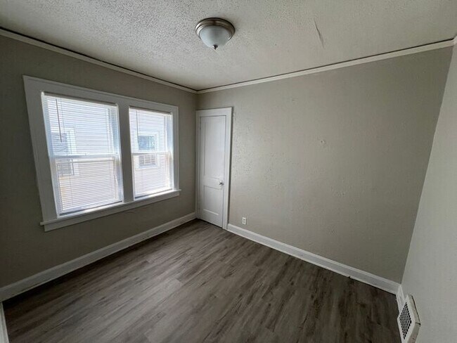 Building Photo - 3 Bed/1 Bath Home with Fenced Yard / Pet-Friendly / Vouchers Accepted / Coming Soon!