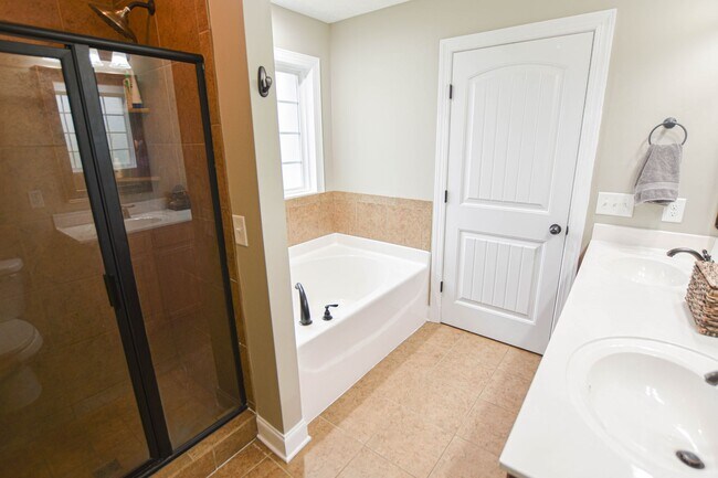 Building Photo - Pet Friendly Four Bedroom with Basement in...