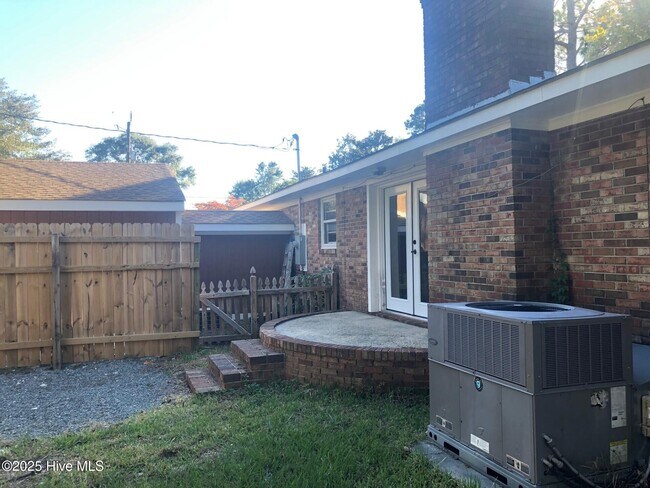 Building Photo - 3223 Chalmers Dr