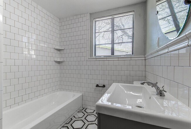 Building Photo - 3904 Maplewood Ave