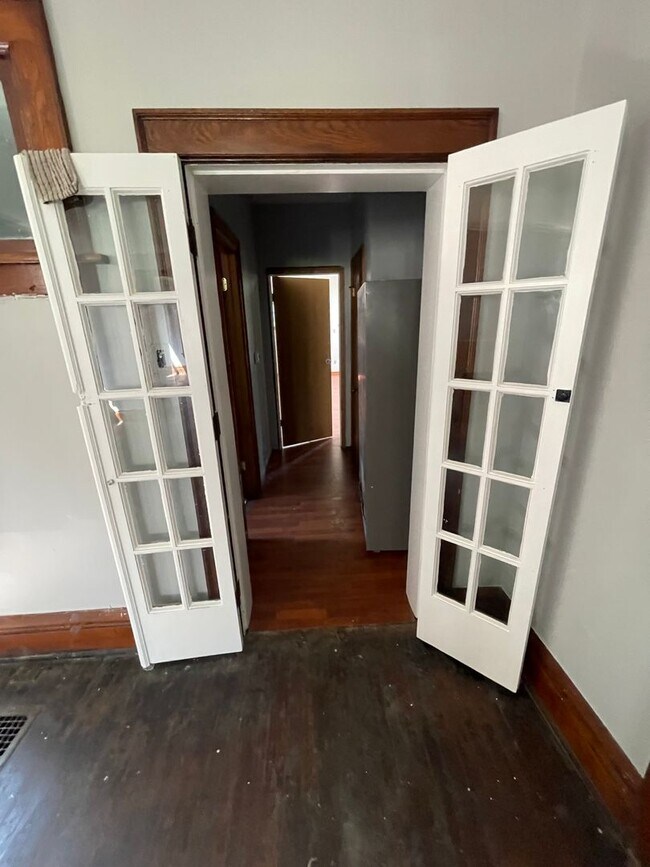 Building Photo - Large Brick 7 bedroom home. email Amber@os...