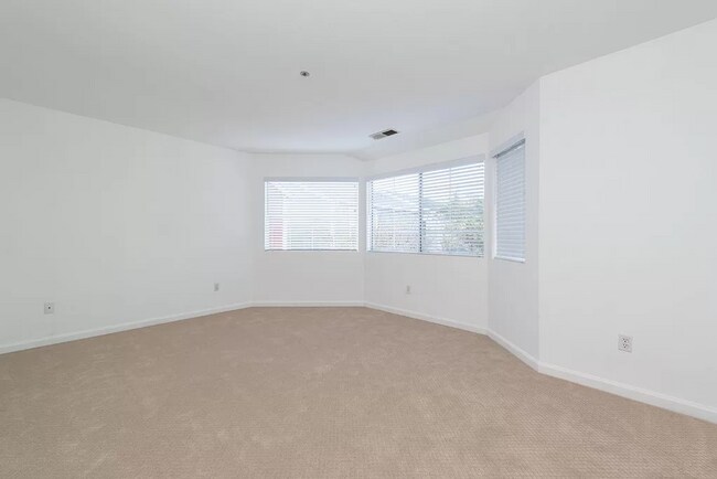 Building Photo - 924 E Cotati Ave