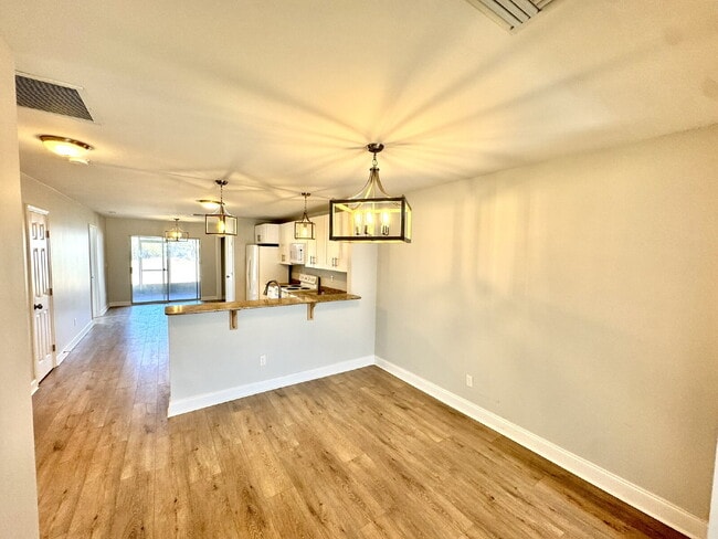 Building Photo - "Charming 2-Bed Oasis with 2 Full Baths in Prime Lynn Haven Location near Mosley High School"