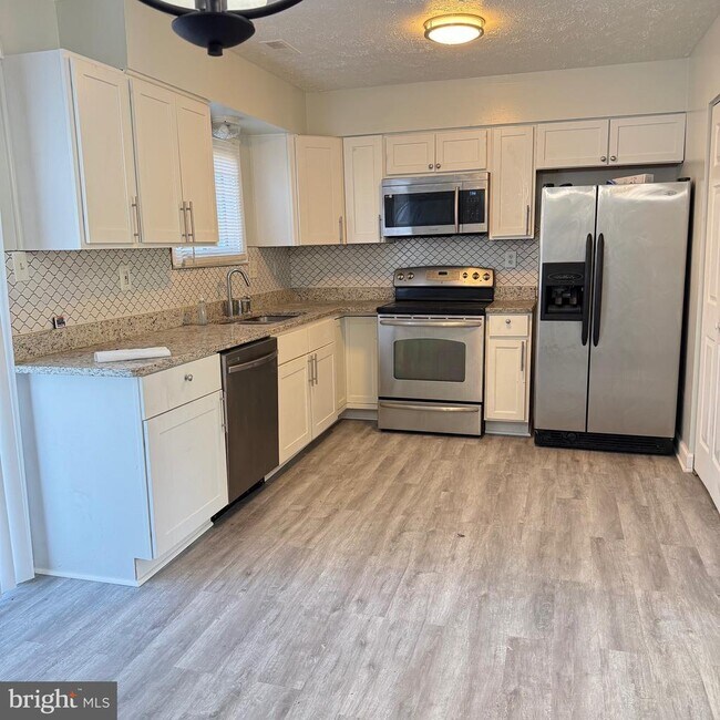 Building Photo - 2423 W Rosecroft Village Cir