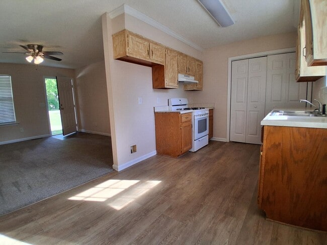 Building Photo - 821 Belle Dr