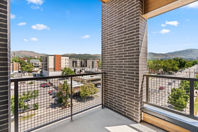 Cottonwood Broadway Apartments Balcony - Cottonwood Broadway