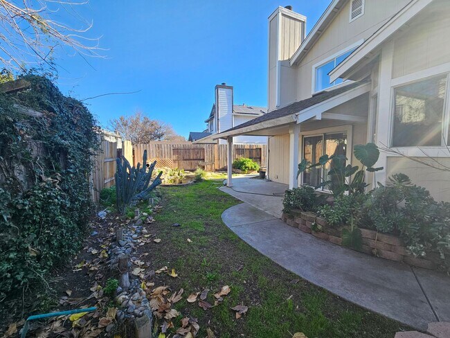 Building Photo - Large 4 bedroom two story in east Modesto!