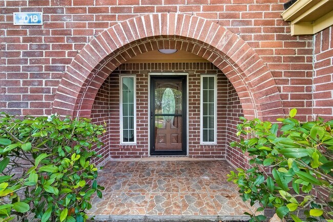 Building Photo - 2018 Village Ct Ln