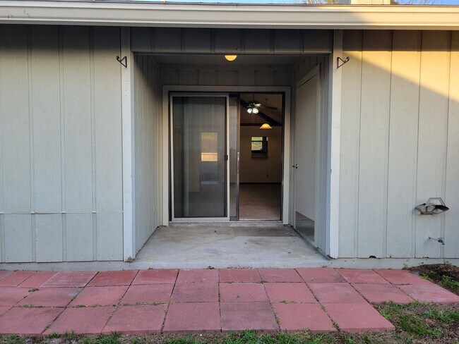Building Photo - $1195 - 2/2 -Jefferson Square - Updated Unit!