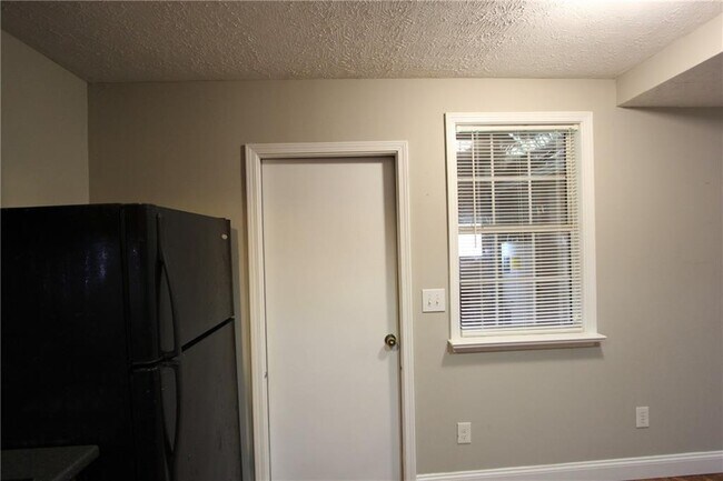 Building Photo - 818 Springlake Rd