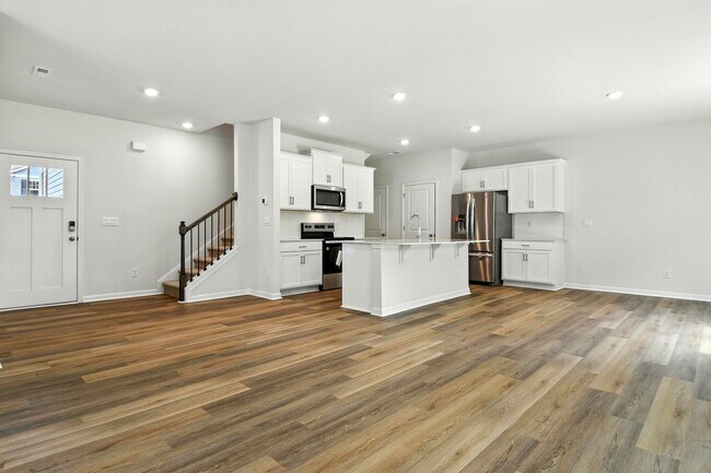 Building Photo - Beautiful 4 Bed 2.5 Bath home in The Falls at Hickory