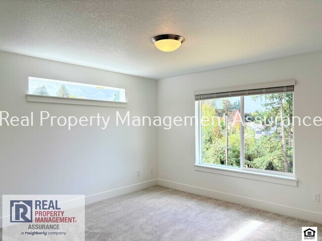 Building Photo - 3023 SW Sherman Pl