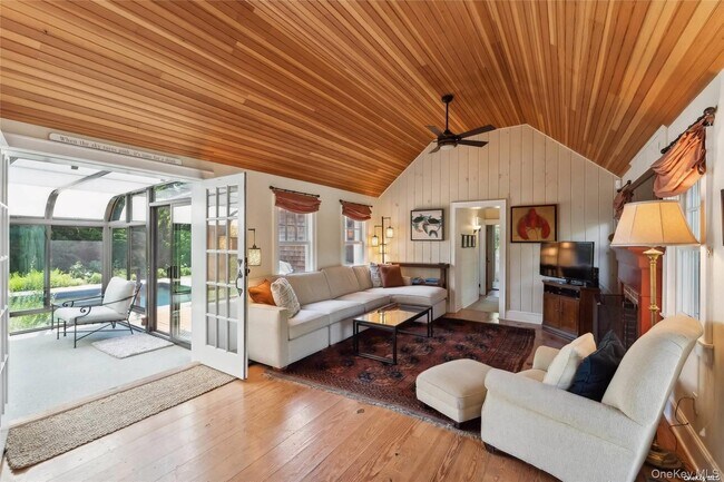 Building Photo - 695 Main St