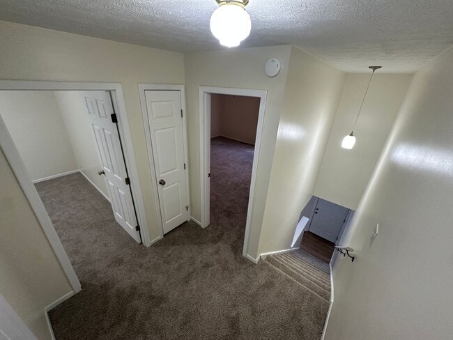 Building Photo - SPACIOUS TOWNHOME WITH FINISHED BASEMENT