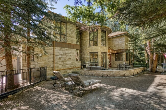 Building Photo - 736 W Smuggler St