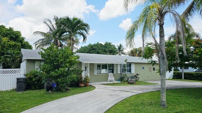 Building Photo - 911 Burch Dr