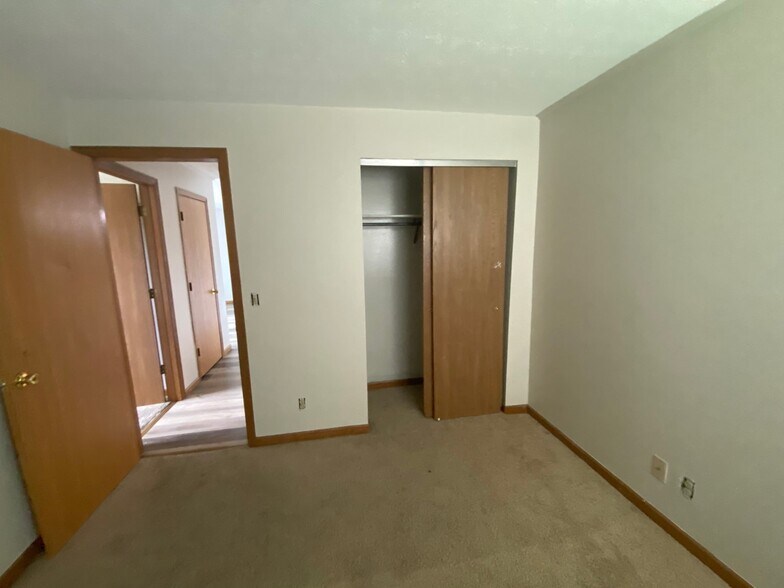 Building Photo - 1000 Valley View Ln