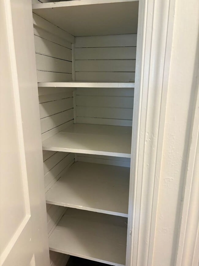 Building Photo - Spacious Townhouse Near Duke and Broad St / Fenced Yd