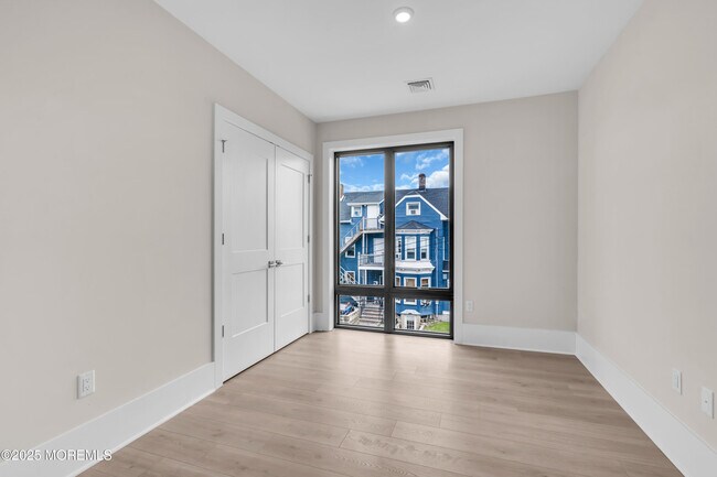 Building Photo - 218 3rd Ave