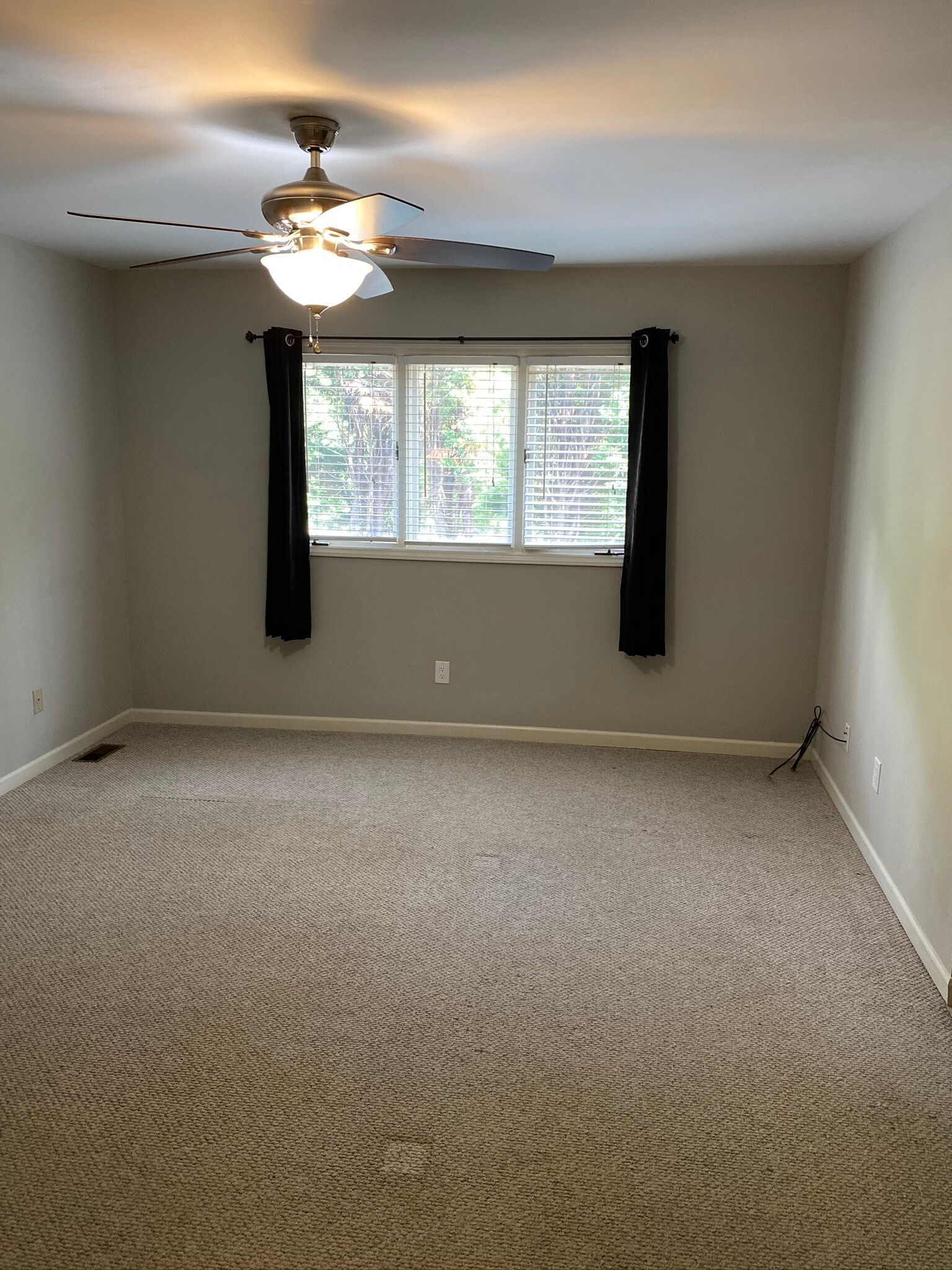 Large master bedroom! - 1627 10th St Pl NW