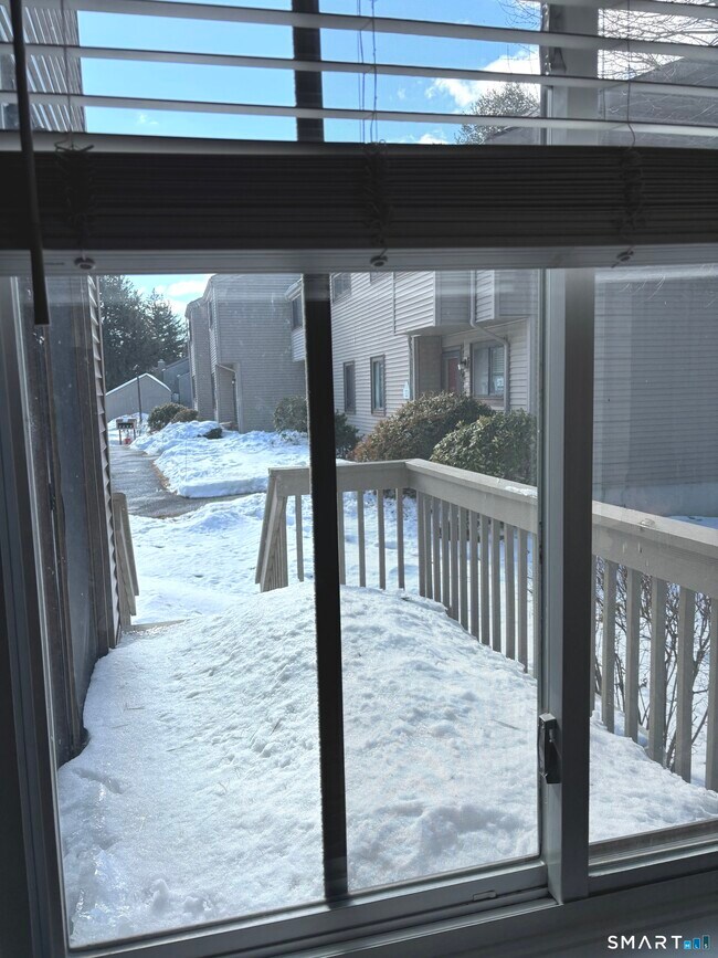 Building Photo - 20 Greenbriar Dr