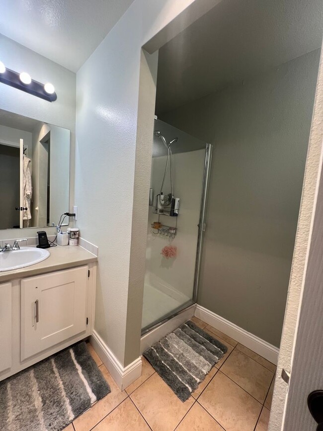 Building Photo - Welcome to Renton Ridge, 3 bed 2 bath with...